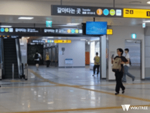 퇴근 시간대 GTX-A 대곡역에서 승객들이 엘리베이터를 타기 위해 서두르고 있다. / 위키트리