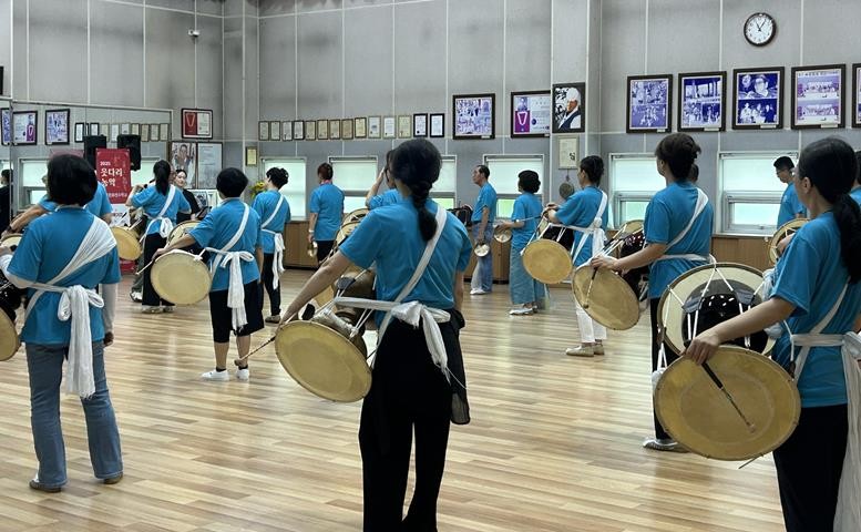 웃다리농악 실기 교육을 받고 있는 모습/사진=대전문화재단