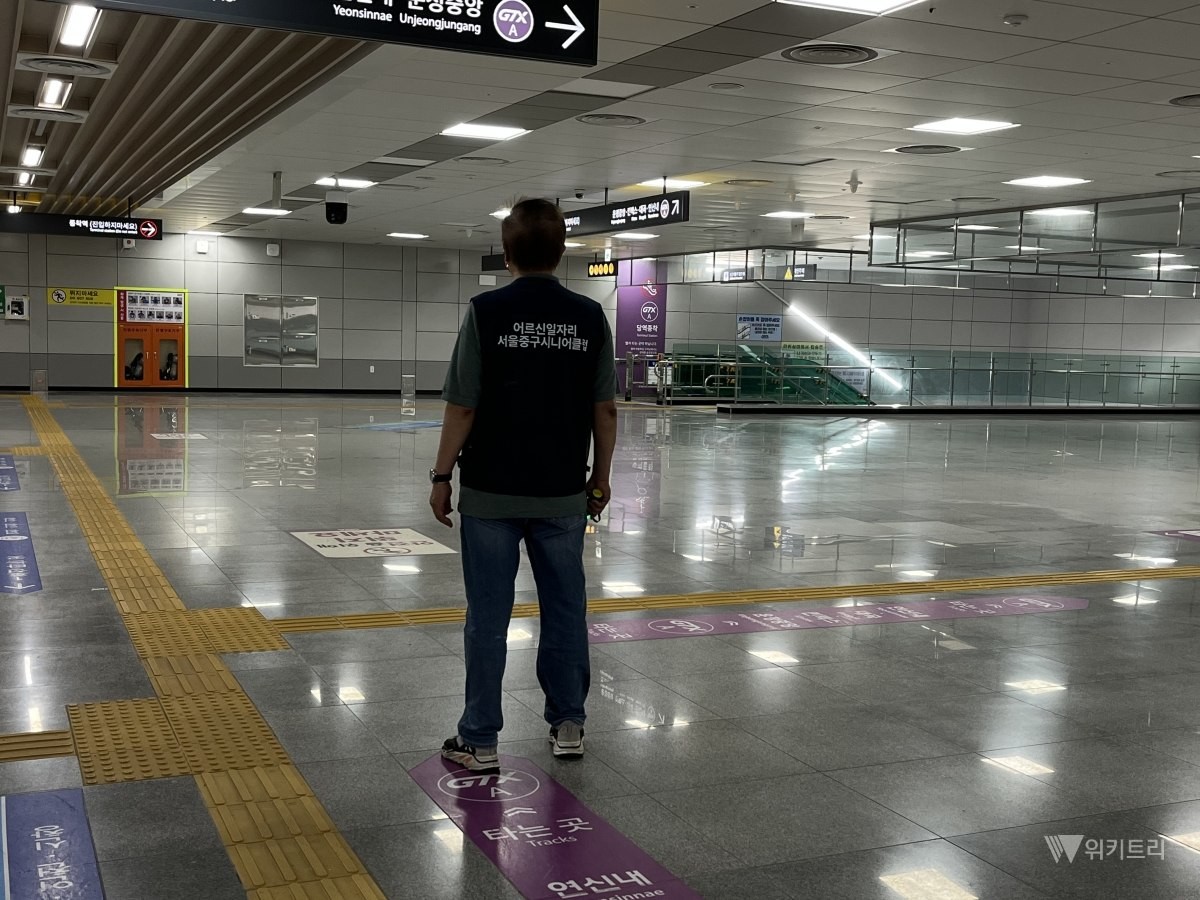 서울역 GTX-A 역사에서 안전 안내원이 승객들의 이동을 안내하고 있다. / 위키트리