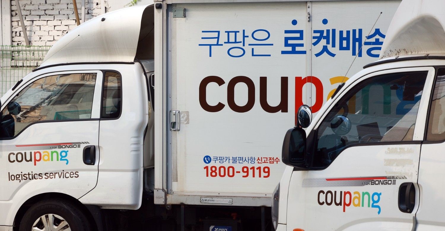 쿠팡 로켓배송 차량이 물류 작업을 위해 대기하고 있다. / 뉴스1