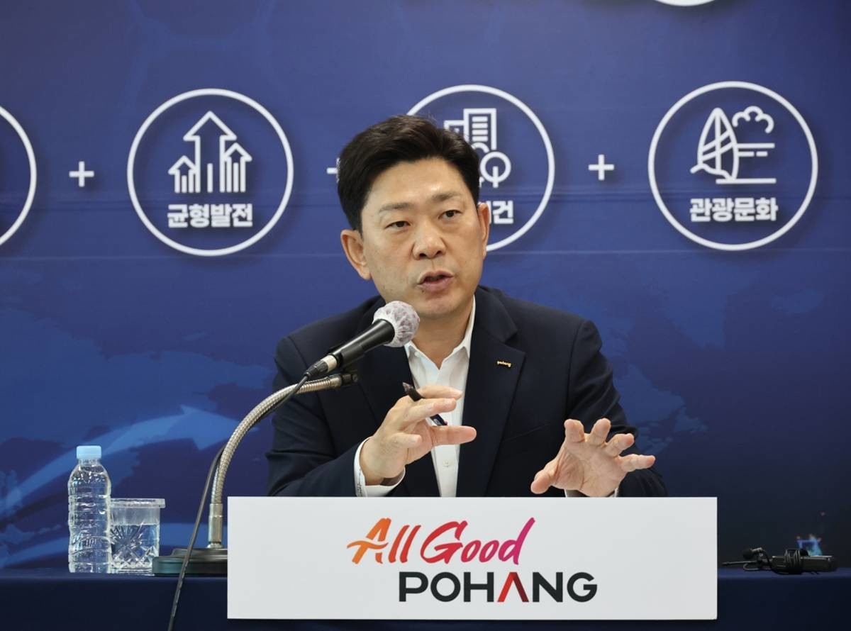 박용선 포항시장이 3일 취임 한 달 기자간담회를 열고 민선 9기 포항시정 한달을 브리핑하고 있다./포항시