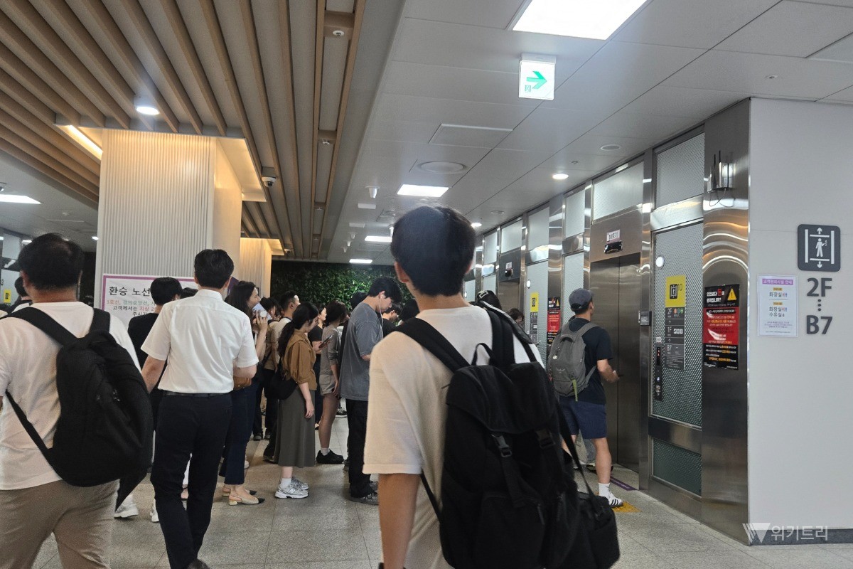대곡역에서 승객들이 엘리베이터를 이용하기 위해 길게 줄 서 있다. / 위키트리
