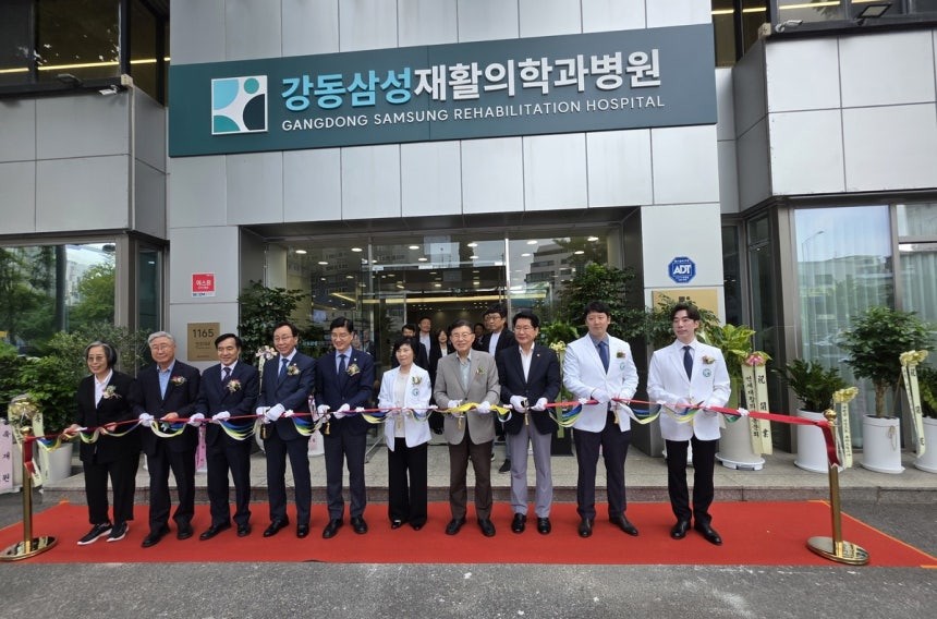 김연희 강동삼성재활의학과병원 대표원장과 의료진이 이해식 국회의원, 김덕룡 김영삼민주센터 이사장, 박창일 연세대학교 명예교수 등 주요 내빈과 함께 병원 개원을 기념하는 테이프 커팅 행사에 참석하고 있다. / 강동삼성재활의학과병원 제공