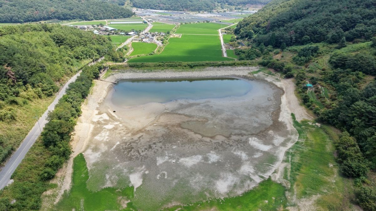 경남 밀양에 농업용수 가뭄 단계가 '경계' 수준을 보이고 폭염중대경보가 발효 중인 3일 밀양시 무안면 가례저수지가 바닥을 드러낸 채 말라 있다. 한국농어촌공사 농촌용수종합정보시스템에 따르면 이날 기준 가례저수지의 저수율은 3.5%에 불과했다. / 뉴스1