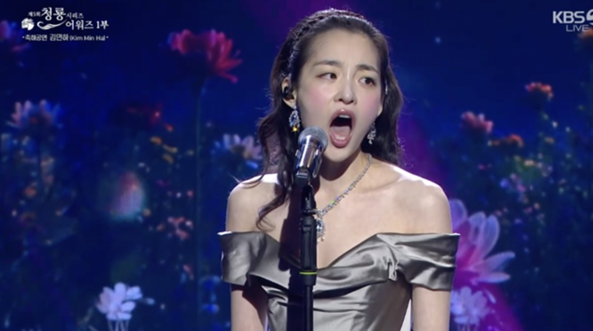 청룡시상식에서 오프닝 무대에서 열창 중인 배우 김민하 / KBS ‘제5회 청룡시리즈어워즈’