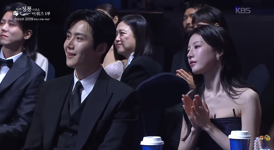 배우 김민하의 무대를 지켜보는 배우 김선호와 고윤정 / KBS ‘제5회 청룡시리즈어워즈’