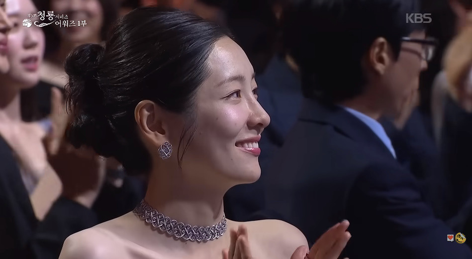 김민하 무대를 보는 배우 박지현 / KBS ‘제5회 청룡시리즈어워즈’