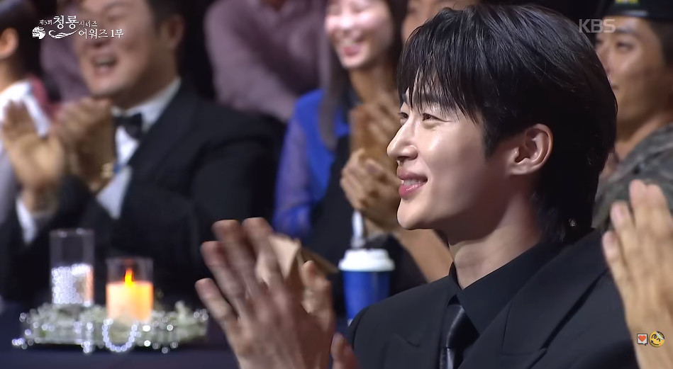 김민하 축하 공연에 박수를 보내는 변우석 / KBS ‘제5회 청룡시리즈어워즈’