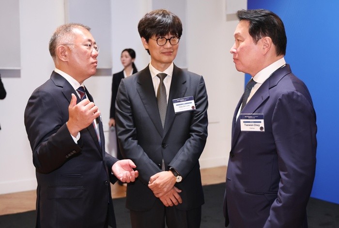 정의선 현대차그룹 회장(왼쪽부터)과 이해진 네이버 이사회 의장, 최태원 SK그룹 회장이 24일(현지시간) 미국 샌프란시스코 미드웨이에서 열린 AI 서밋에서 대화를 하고 있다. 2026.7.25/뉴스1