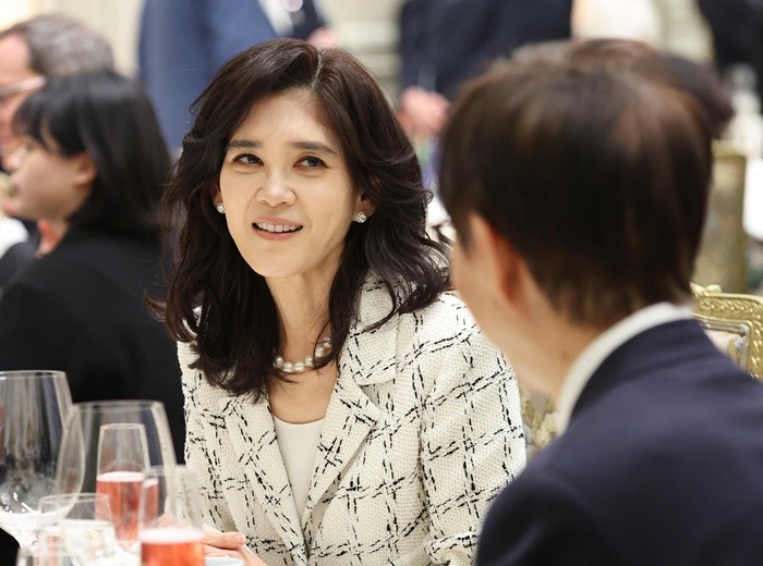 이부진 신라호텔 대표와 이광형 카이스트 총장이 3일 청와대 영빈관에서 열린 에마뉘엘 마크롱 프랑스 대통령 국빈 방한 환영 오찬에서 대화를 나누고 있다. 2026.4.3/뉴스1
