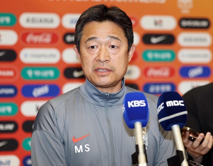 이 25일 오후 인천국제공항을 통해 귀국 후 인터뷰를 하고 있다. 이민성 감독이 이끄는 축구 대표팀은 김상식 감독의 베트남에 승부차기 끝에 충격적인 패배를 당하며 아시아축구연맹(AFC) U-23 아시안컵을 4위로 마감했다. 2026.1.25/뉴스1