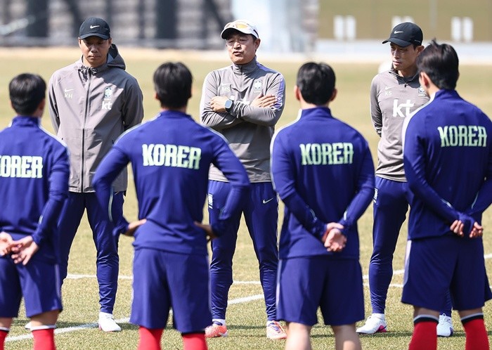이민성 23세 이하(U-23) 축구대표팀 감독 24일 충남 천안 코리아풋볼파크에서 열린 2026 아이치·나고야 아시안게임 대비 소집 훈련에서 선수들과 대화를 나누고 있다. 2026.3.24/뉴스1