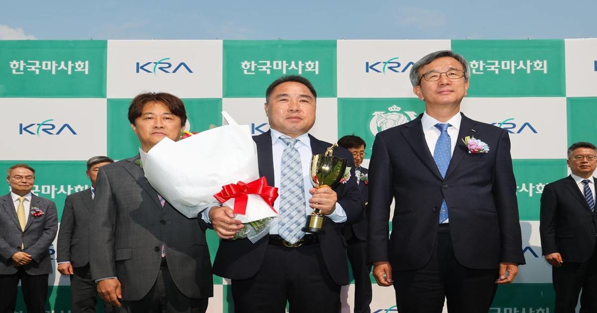 사진 가운데 백광열 조교사. / 사진제공=렛츠런파크 부산경남