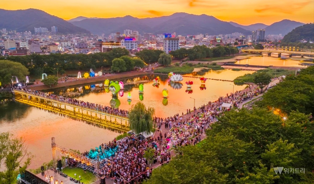 순천시는 지난 1일 동천 풍덕교 인근 주무대에서 열린 ‘2026년 동천야광축제’ 개막식에 1만 2천여 명의 관람객이 몰리며 성공적인 출발을 알렸다. / 순천시