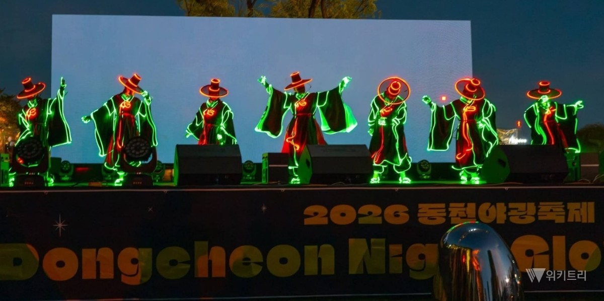 순천시는 지난 1일 동천 풍덕교 인근 주무대에서 열린 ‘2026년 동천야광축제’ 개막식에 1만 2천여 명의 관람객이 몰리며 성공적인 출발을 알렸다. / 순천시
