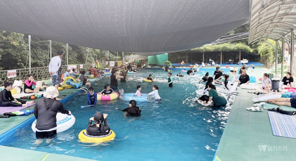 고흥군(군수 공영민)은 본격적인 휴가철을 맞아 운영 중인 팔영산자연휴양림 물놀이장이 청정 계곡수와 쾌적한 시설, 철저한 안전관리로 이용객들의 큰 호응을 얻고 있다. / 고흥군