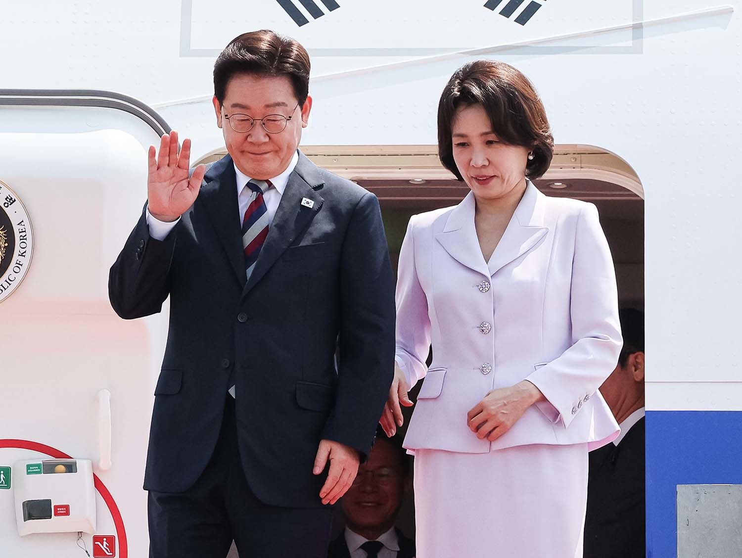 이 대통령, 해외 순방 마치고 귀국하자마자 7시간 30분 동안...