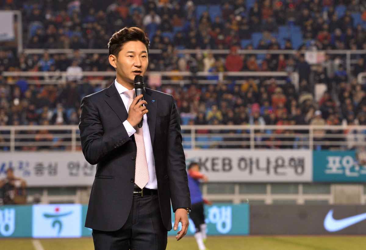 2016년 경기도 안산시 단원구 와스타디움에서 열린 남자축구대표팀 러시아월드컵 아시아 2차예선 대한민국과 레바논의 경기에서 지난해 선수 생활을 은퇴한 이천수(35)가 은퇴식을 갖고 있다. / 뉴스1