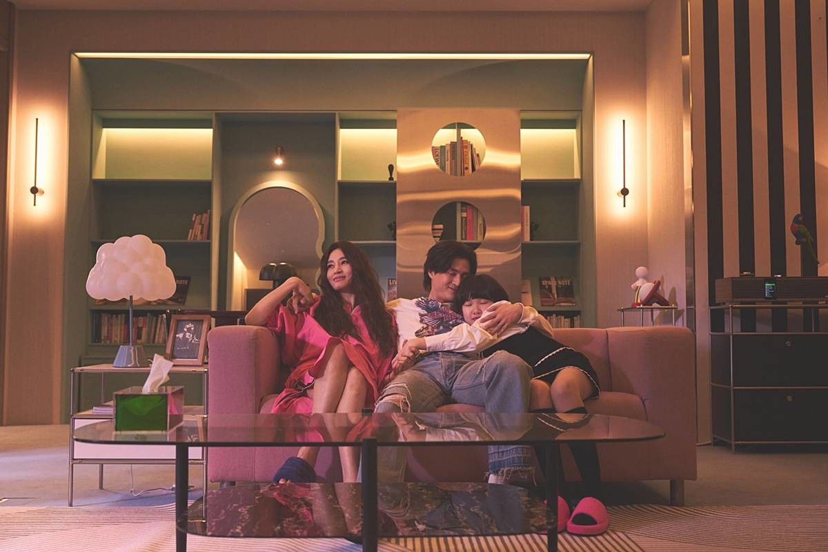 인플루언서 부부 경희(김혜수)와 재홍(김지훈) / 쿠팡플레이