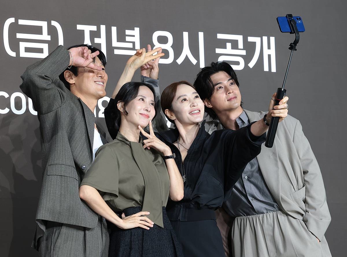 배우 김재철(왼쪽부터)가 조여정, 김혜수, 김지훈이 지난달 28일 서울 중구 앰배서더 서울 풀만 호텔에서 열린 쿠팡플레이 시리즈 '지금 불륜이 문제가 아닙니다' 제작발표회에 참석하고 있다. '지금 불륜이 문제가 아닙니다'는 행복한 가정을 팔아온 인기 인플루언서 부부와 진흙탕 이혼 소송 중인 이웃집 의사 부부가 불륜조차 하찮아지는 감당 불가한 비밀로 얽히면서 폭주하는 연쇄 추돌 블랙 코미디이다 / 뉴스1
