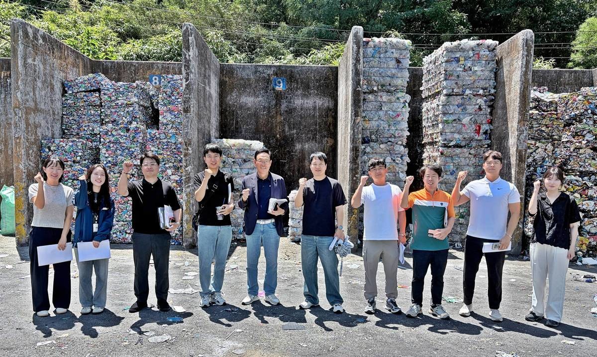 한국수력원자력 월성본부 직원과 관계자들이 최근 경주시 천군 종합자원화단지를 방문해 자원순환시설 운영 현황을 둘러본 뒤 기념촬영을 하고 있다./경주시