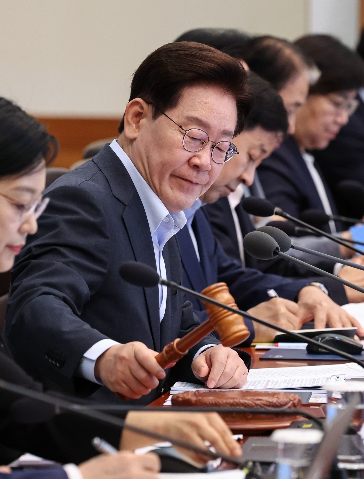 이재명 대통령이 4일 청와대에서 열린 국무회의에서 의사봉을 두드리고 있다. / 청와대통신사진기자단-뉴스1