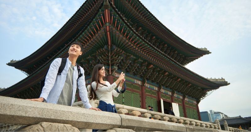 외국인 관광객들이 서울의 한 궁궐을 둘러보고 있다. / 셔터스톡