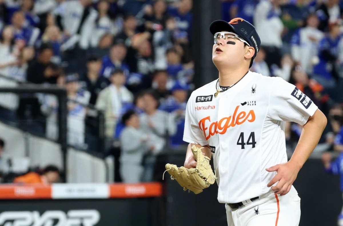 자료사진. 김서현은 지난 7월 31일 강화 SSG퓨처스필드에서 열린 2026 메디힐 KBO 퓨처스리그 SSG전에 등판했으나 ⅔이닝 1피안타 4사구 2실점을 내주며 패전 투수라는 꼬리표를 달았다. 이날 팀도 2-5로 무릎을 꿇었다. 경기는 2-2로 팽팽하던 6회말, 선발 강건우에 이어 두 번째 투수로 김서현이 마운드에 올랐다. 첫 타자 석정우를 뜬공으로 잡아내며 순조롭게 이닝을 시작했지만 이후가 문제였다. 이원준, 김민범, 안재연을 차례로 볼넷으로 내보내며 순식간에 1사 만루의 자멸성 위기를 만들었다. 여기서 박명현에게 희생타를 허용해 한 점을 내줬고, 박정빈에게는 1타점 적시타까지 맞았다. 이승빈에게 또 한 번 볼넷을 내준 끝에 김서현은 결국 공을 내려놨다. 다행히 구원 등판한 권민규가 최준우를 삼진으로 돌려세우며 더 이상의 실점은 막았다. 불과 이틀 전인 7월 29일 같은 SSG퓨처스필드에서 열린 경기에서도 김서현의 제구는 흔들렸다. 6회말 마운드에 오른 그는 총 11개의 공을 던졌다. 선두타자 김민범을 초구에 중견수 뜬공으로 처리하며 순조롭게 출발했지만, 다음 타자에게 곧바로 스트레이트 볼넷을 내줬다. 이어진 승부에서도 1볼 2스트라이크로 유리한 카운트를 잡아놓고도 연속 볼을 던지며 풀카운트까지 몰렸다. 결국 헛스윙 삼진으로 위기를 넘겼지만, 이후 상대 주자가 2루 도루에 실패하면서 겨우 이닝이 종료됐다. 이날 던진 11구 중 스트라이크는 4개, 볼은 7개에 그쳤다. 기록상으로는 1이닝 1볼넷 1탈삼진 무실점이었지만, 내용만 놓고 보면 안정감과는 거리가 멀었다.