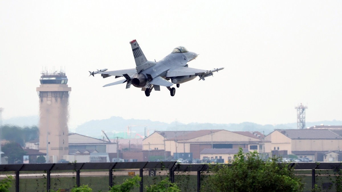 경기 평택시 주한미군 오산공군기지에서 F-16 전투기가 착륙하고 있다. 기사의 이해를 돕기 위한 사진 / 뉴스1