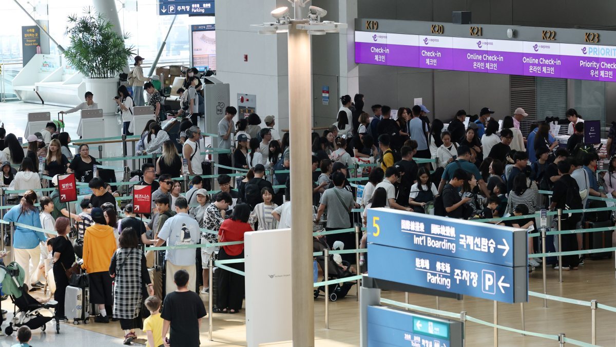 방한 관광객 역대급에… 인천공항 입국심사대 대기 1시간 넘어 