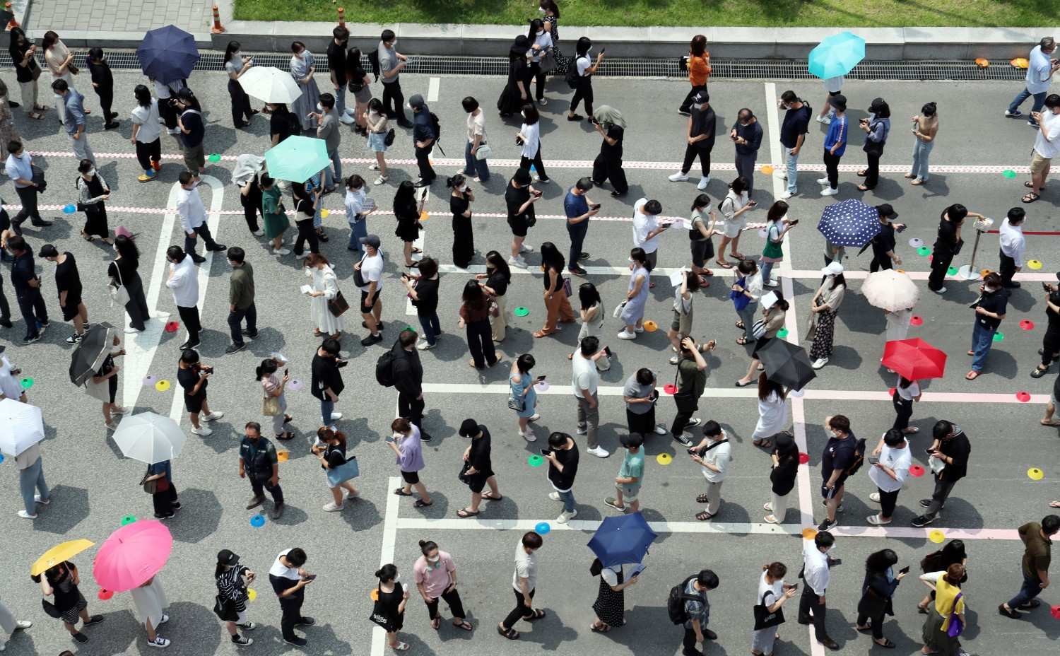 무더운 날씨 속 길게 줄을 선 사람들. /     뉴스1