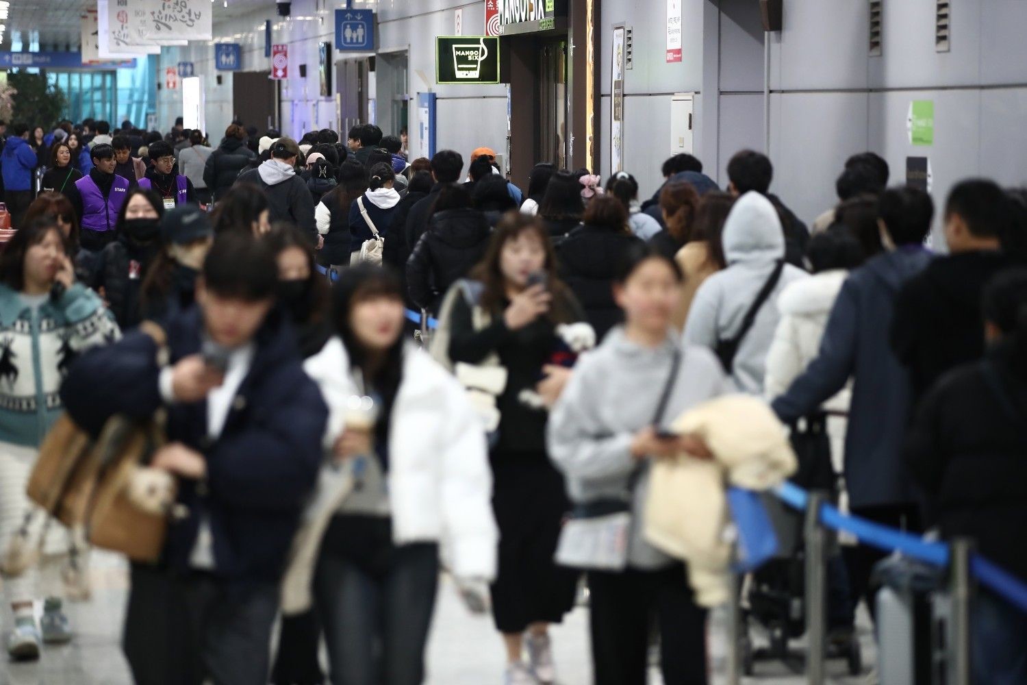실내 공간에 길게 늘어선 대기 행렬. / 뉴스1