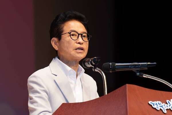 이철우 경북도지사는 일본 정부가 8월 4일 발표한 '2026년 방위백서'에서 독도를 자국 영토라고 주장한 데 대해 강력히 규탄하며, 왜곡된 영유권 주장을 즉각 철회할 것을 촉구하는 규탄성명서를 발표했다./경북도