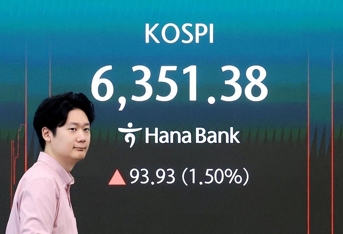 4일 서울 중구 하나은행 본점 딜링룸 전광판에 코스피 등 시황이 표시되고 있다. 이날 코스피는 전 거래일 대비 93.93p(1.50%) 오른 6351.38, 코스닥은 10.84p(1.47%) 상승한 748.19에 개장했다. 2026.8.4/뉴스1