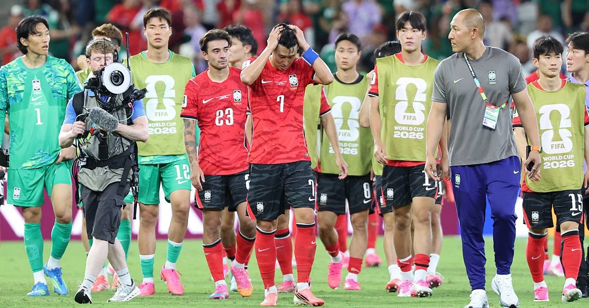 대한민국 축구국가대표팀 손흥민이 지난 6월 24일(현지시간) 멕시코 몬테레이 스타디움에서 열린 2026 북중미 월드컵 A조 조별리그 3차전 대한민국과 남아프리카 공화국의 경기에서 0-1로 패한 뒤 아쉬워 하고 있다 / 뉴스1