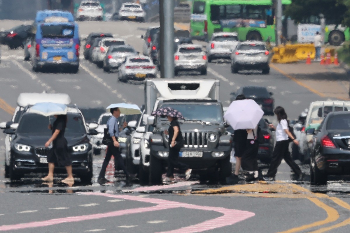 폭염중대경보가 발효된 4일 서울 영등포구 여의대로에 아지랑이가 피어오르고 있다. 기사 이해를 돕기 위한 자료 사진. 기상청은 4일 오전 서울 동북권과 서북권에 폭염중대경보를 추가로 발령했다. 동남권과 서남권에는 전날(3일) 이미 폭염중대경보를 발령해 서울 전역에 폭염중대경보가 내려지게 됐다. 서울 폭염중대경보는 4일 오전 11시 발효됐다. / 연합뉴스