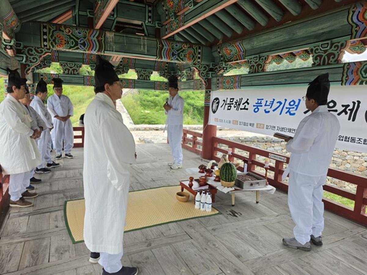 포항시 남구 장기면과 자생단체연합회, 장기농업협동조합이 4일 폭염과 가뭄 해갈을 기원하는 기우제를 올리고 있다. /포항시 남구청 제공