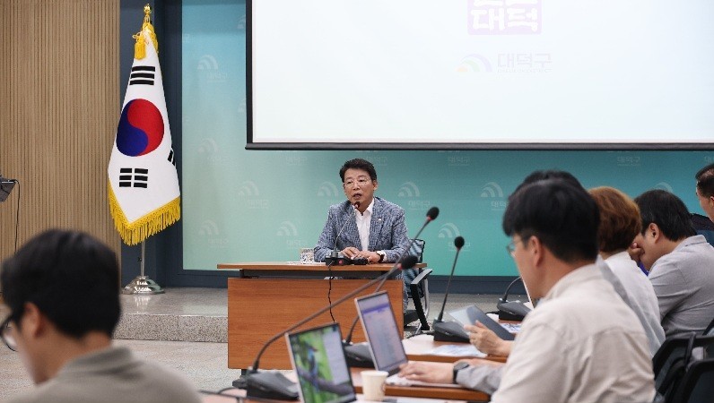 김찬술 대덕구청장이 4일 대덕구청 대회의실에서 열린 언론인 간담회에서 민선 9기 '5대 미래전략 프로젝트'를 발표하고, 주요 정책 추진 방향과 지역 현안에 대해 설명하고 있다./사진=김지연 기자