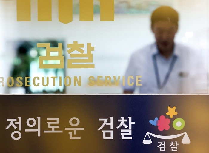 검사의 직접 수사 권한과 보완수사권을 전면 폐지하는 내용을 담은 형사소송법 개정안이 4일 이재명 대통령 주재로 열린 국무회의에서 심의, 의결됐다. 개정안은 검찰이 공소청으로 개편되는 오는 10월 2일부터 시행된다. 사진은 이날 서울 서초구 대검찰청을 오가는 검찰 관계자의 모습. 2026.8.4/뉴스1