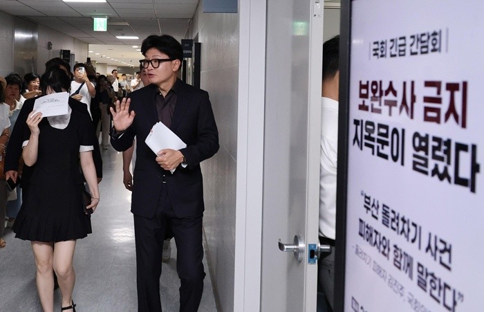 한동훈 무소속 의원이 4일 서울 여의도 국회 의원회관에서 열린 긴급간담회 '보완수사 금지 지옥문이 열린다' 긴급 간담회에 부산 돌려차기 피해자 A씨와 함께 참석하고 있다. (공동취재) 2026.8.4/뉴스1