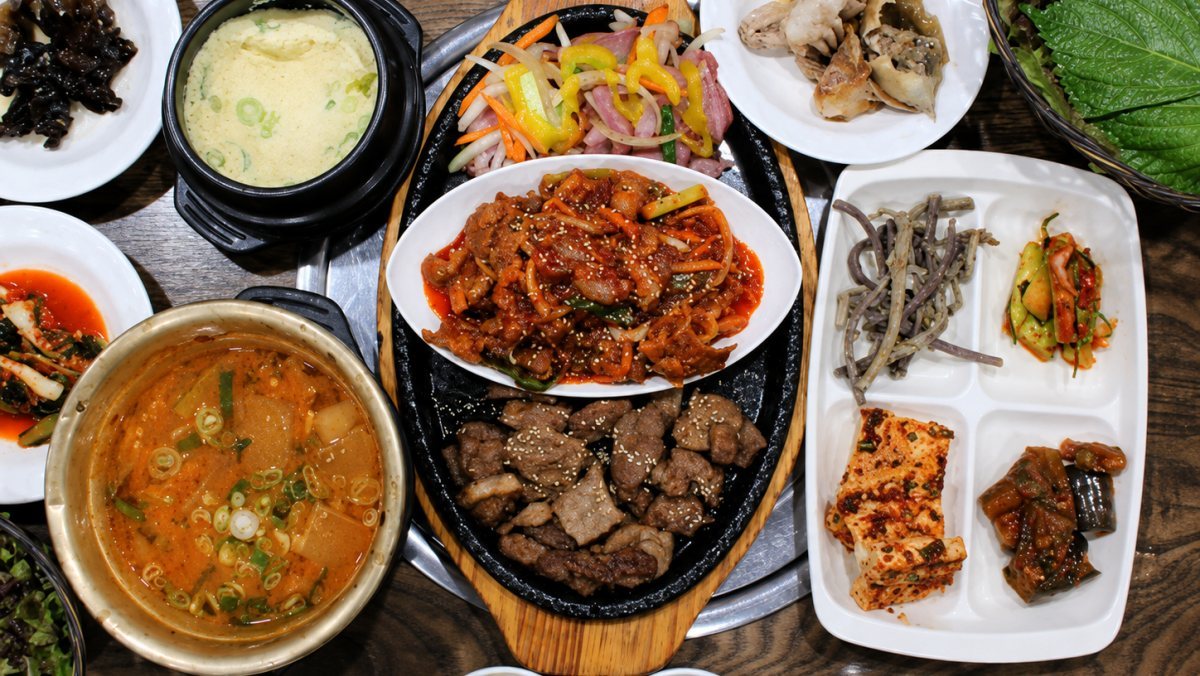 8000원에 돼지불백·제육볶음·훈제오리까지 한 상 가득…오늘 ‘생생정보’ 맛집