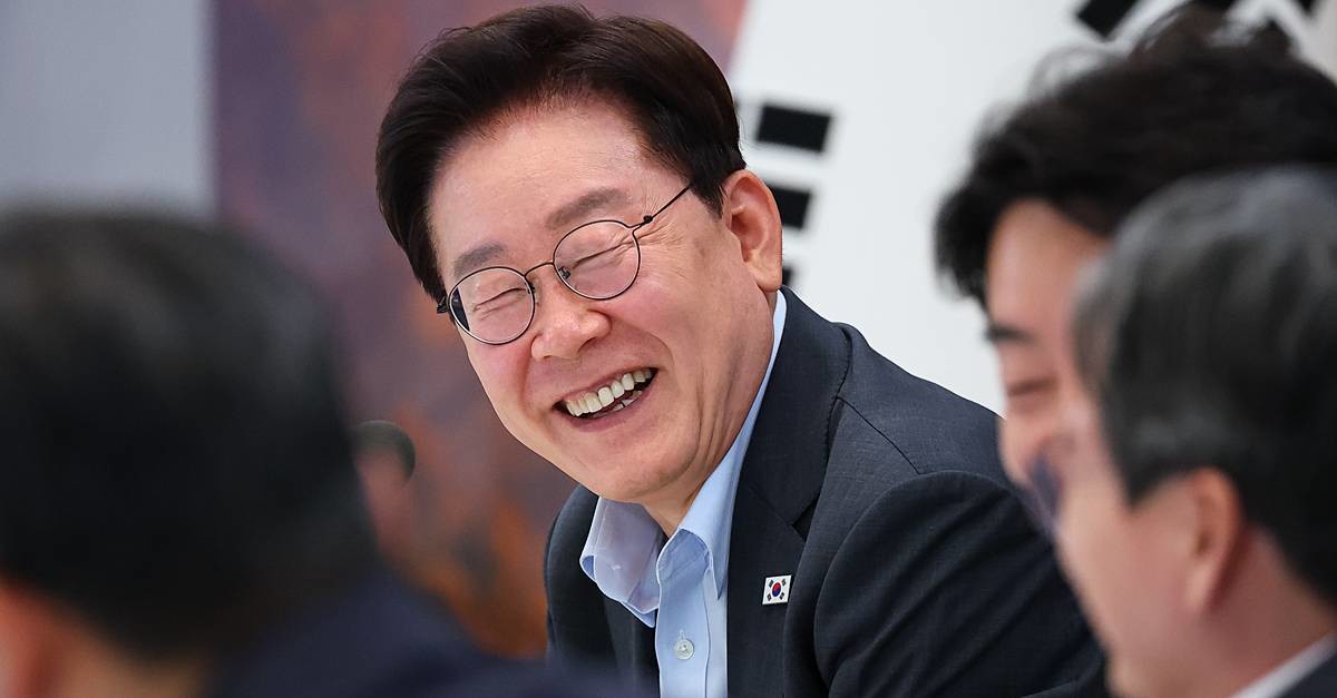 이재명 대통령이 지난 4일 청와대 영빈관에서 열린 고용노동부, 중소벤처기업부, 공정거래위원회 2차 업무보고에서 미소를 짓고 있다 / 청와대통신사진기자단, 뉴스1