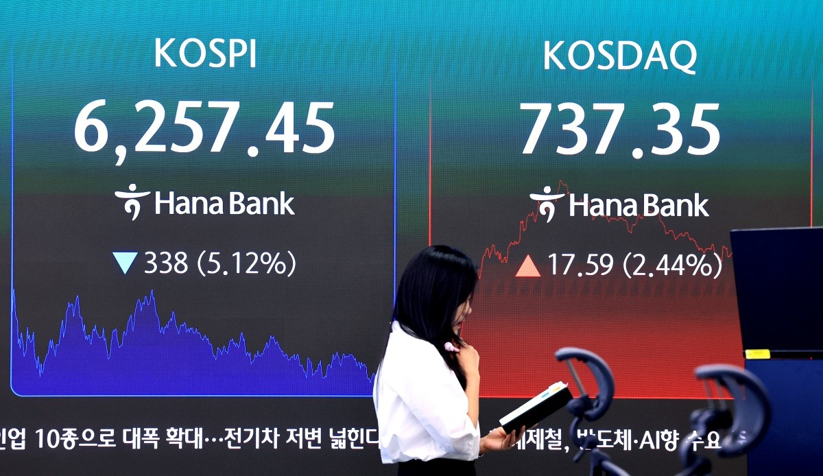 서울 중구 하나은행 본점 딜링룸 전광판. 기사의 이해를 돕기 위한 사진. / 뉴스1