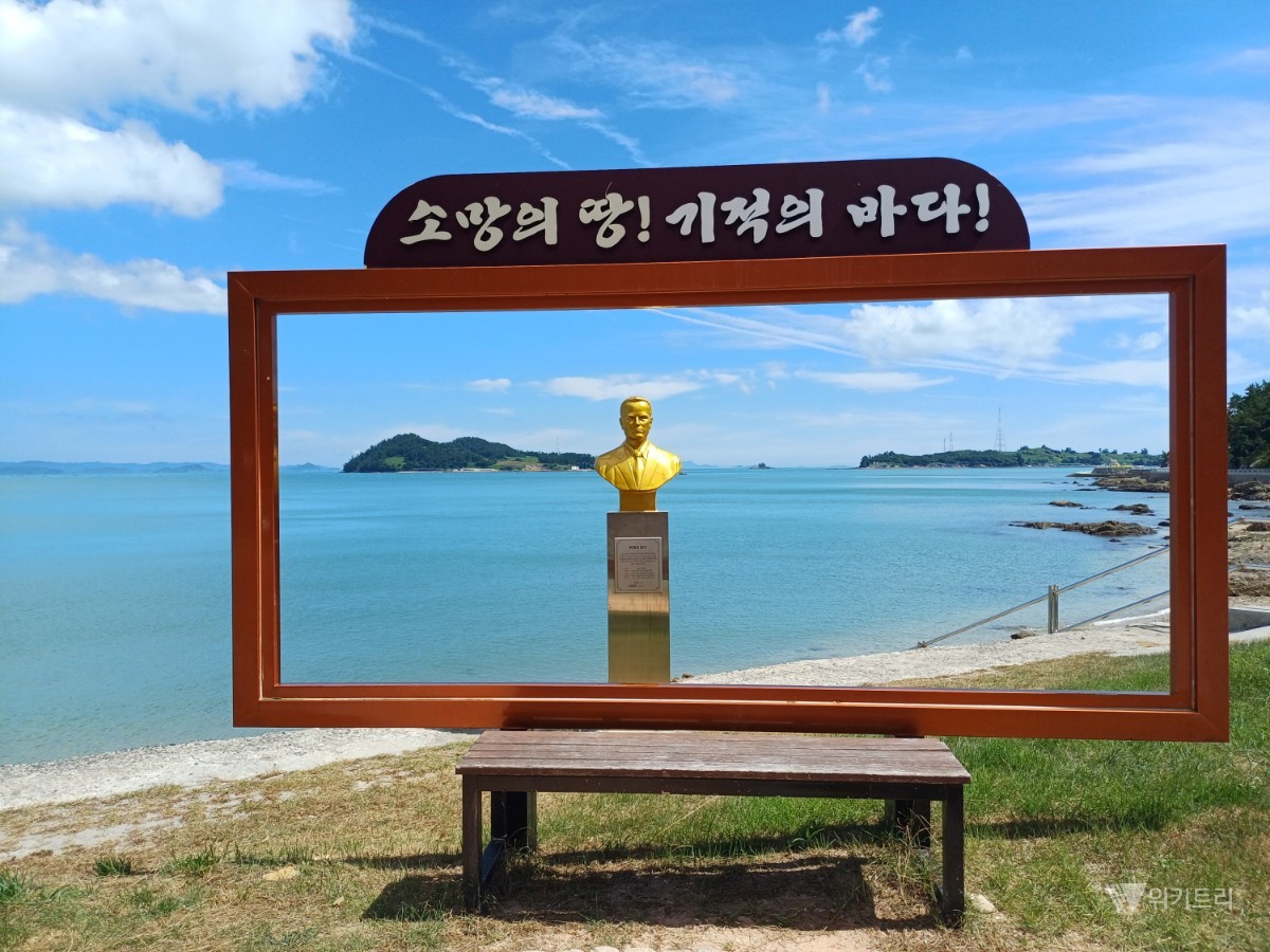 진도군은 신비의 바닷길을 세계에 소개한 삐에르 랑디(Pierre Landy) 전 주한 프랑스 대사의 업적을 기리기 위해 신비의 바닷길 초입에 흉상을 설치했다. / 진도군