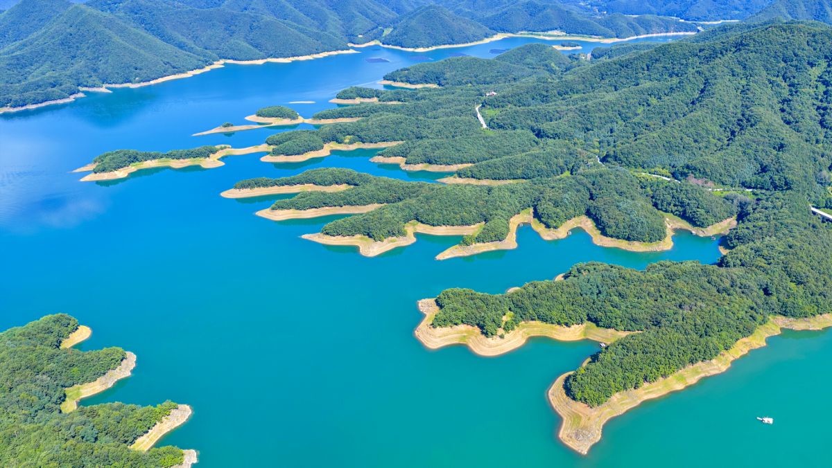 충주호 전경. / jongeek Park--Shutterstock.com