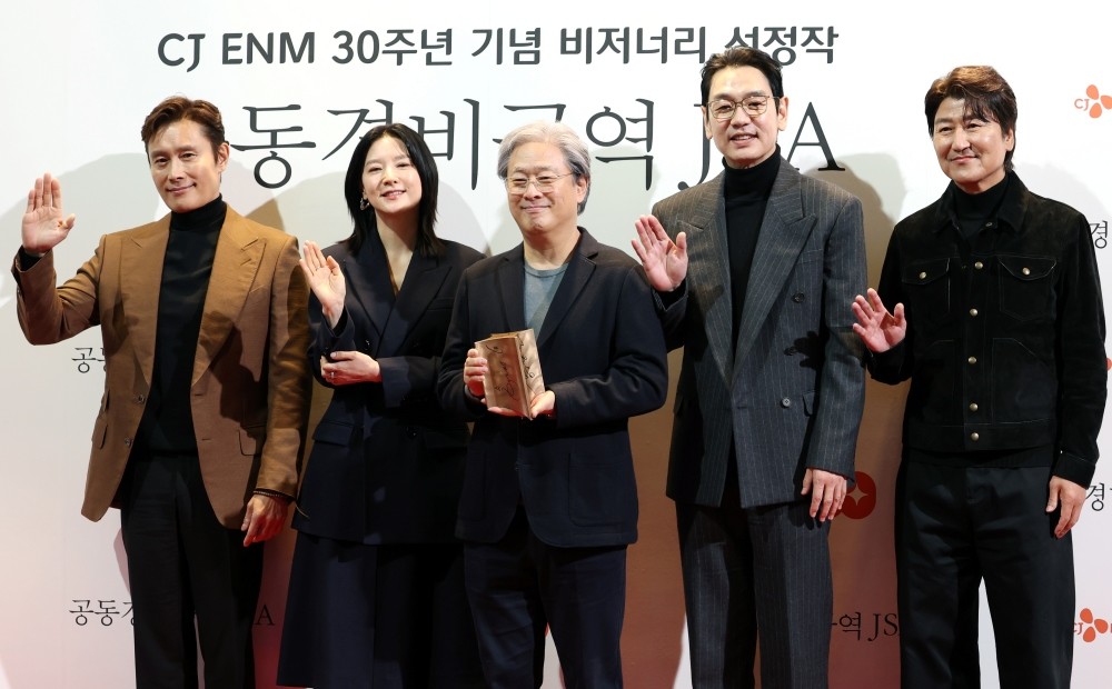 (왼쪽부터)배우 이병헌과 이영애, 박찬욱 감독, 김태우, 송강호가 2025년 2월 4일 서울 용산구 CGV 용산아이파크몰에서 열린 CJ ENM 30주년 기념 비저너리(Visionary) 선정작 ‘공동경비구역 JSA’ Homecoming GV에 참석해 포즈를 취하고 있다. / 뉴스1