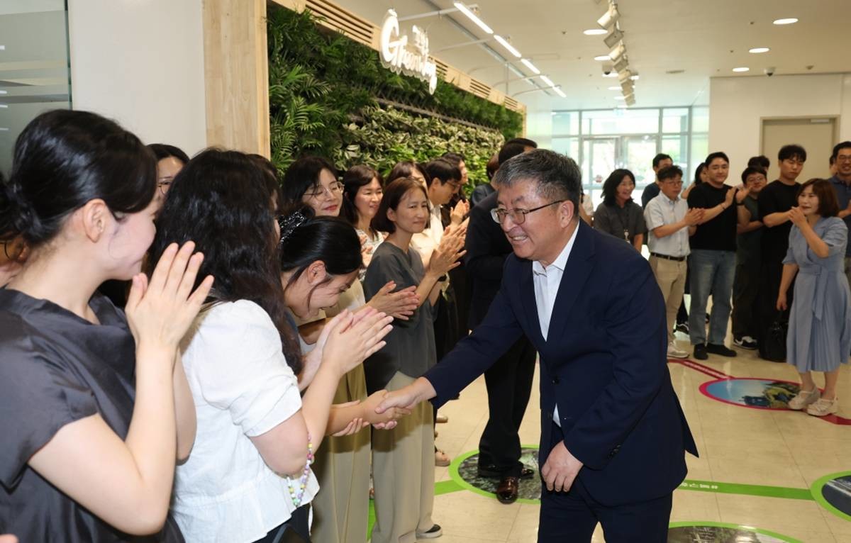직원들의 환송을 받고 있는 장상길 부시장.