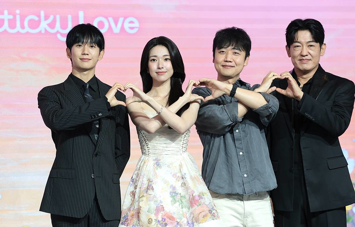 배우 정해인(왼쪽부터)과 하영, 김장한 감독, 허성태가 지난 5일 서울 마포구 호텔 나루 서울 엠갤러리에서 열린 넷플릭스 시리즈 '이런 엿같은 사랑' 제작발표회에서 포즈를 취하고 있다. '이런 엿같은 사랑'은 기억상실에 걸린 검사 고은새(하영 분)와 자칭 남자친구라 우기는 복싱 코치 장태하(정해인 분)의 설렘 찐득한 동거 생활을 그린 로맨틱 코미디다 / 뉴스1