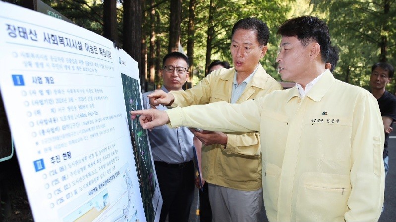 전문학 서구청장, 장태산 사회복지시설 이송로 확장 현장 점검