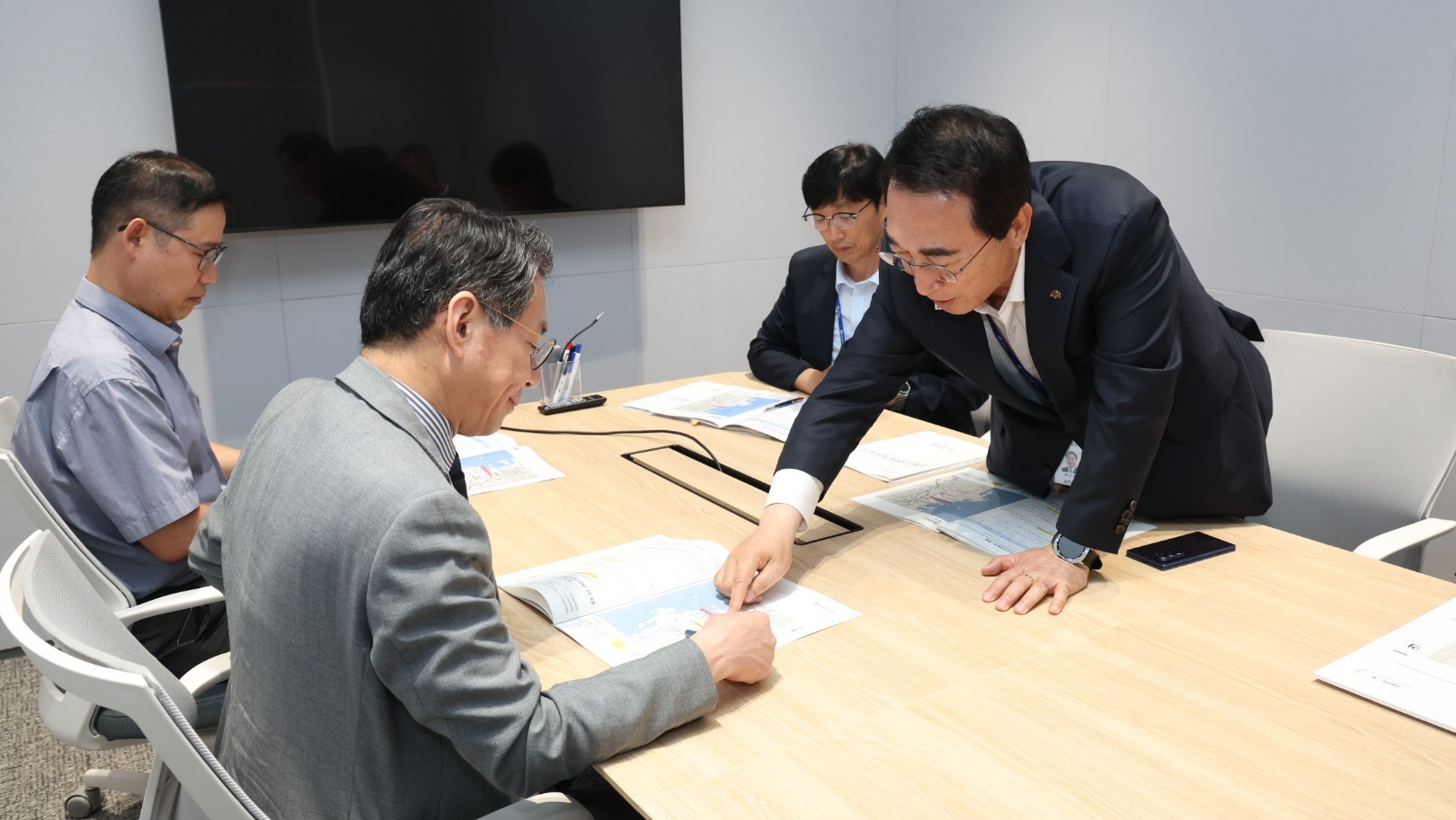 박수현 충남지사가 5일 기획예산처를 방문해 조용범 차관에게 충남 핵심 현안사업의 정부예산 반영 필요성을 설명하며 지원을 요청하고 있다./사진=충남도